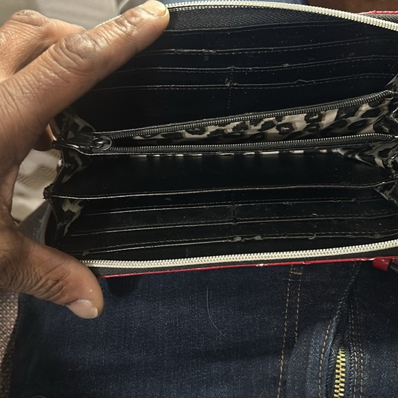 Good condition coin purse used for 2 weeks - Picture 3 of 4